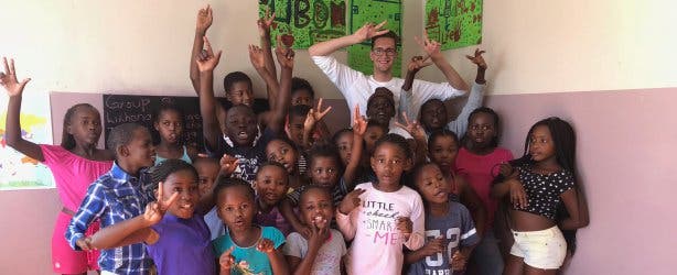 Die Khayelitsha-Kinder posieren mit Reporter Andy Hobi