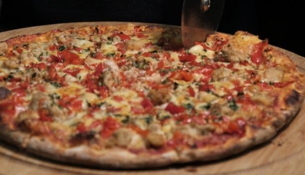 The_Roadhouse_Athlone_Cape_Town_chicken_tikka_pizza