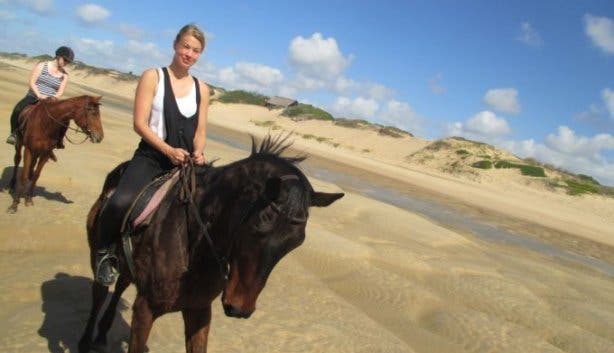 Antje Waldschmidt Ausritt am Strand von Tofo