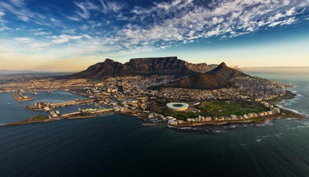 Das Panorama von Kapstadt ist ein Star auf jeder Postkarte. Was gibt es Beeindruckenderes als die Stadt am Fuße des Tafelberges? Foto: Fotolia.com ©Alex #152088085