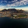 Das Panorama von Kapstadt ist ein Star auf jeder Postkarte. Was gibt es Beeindruckenderes als die Stadt am Fu&szlig;e des Tafelberges? Foto: Fotolia.com &copy;Alex #152088085
