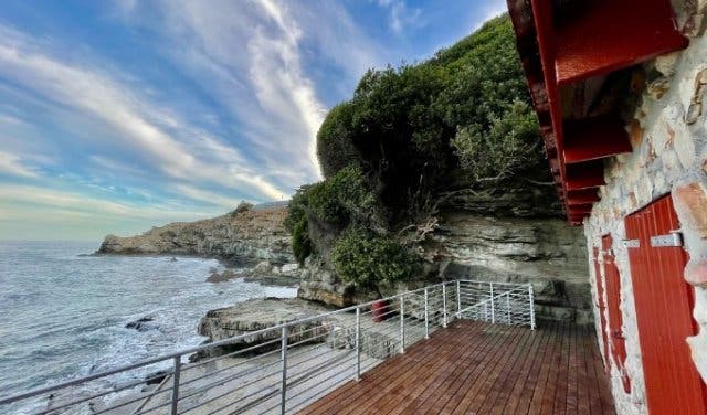 'Perlemoen offers fresh, local abalone and sea views - 2025'